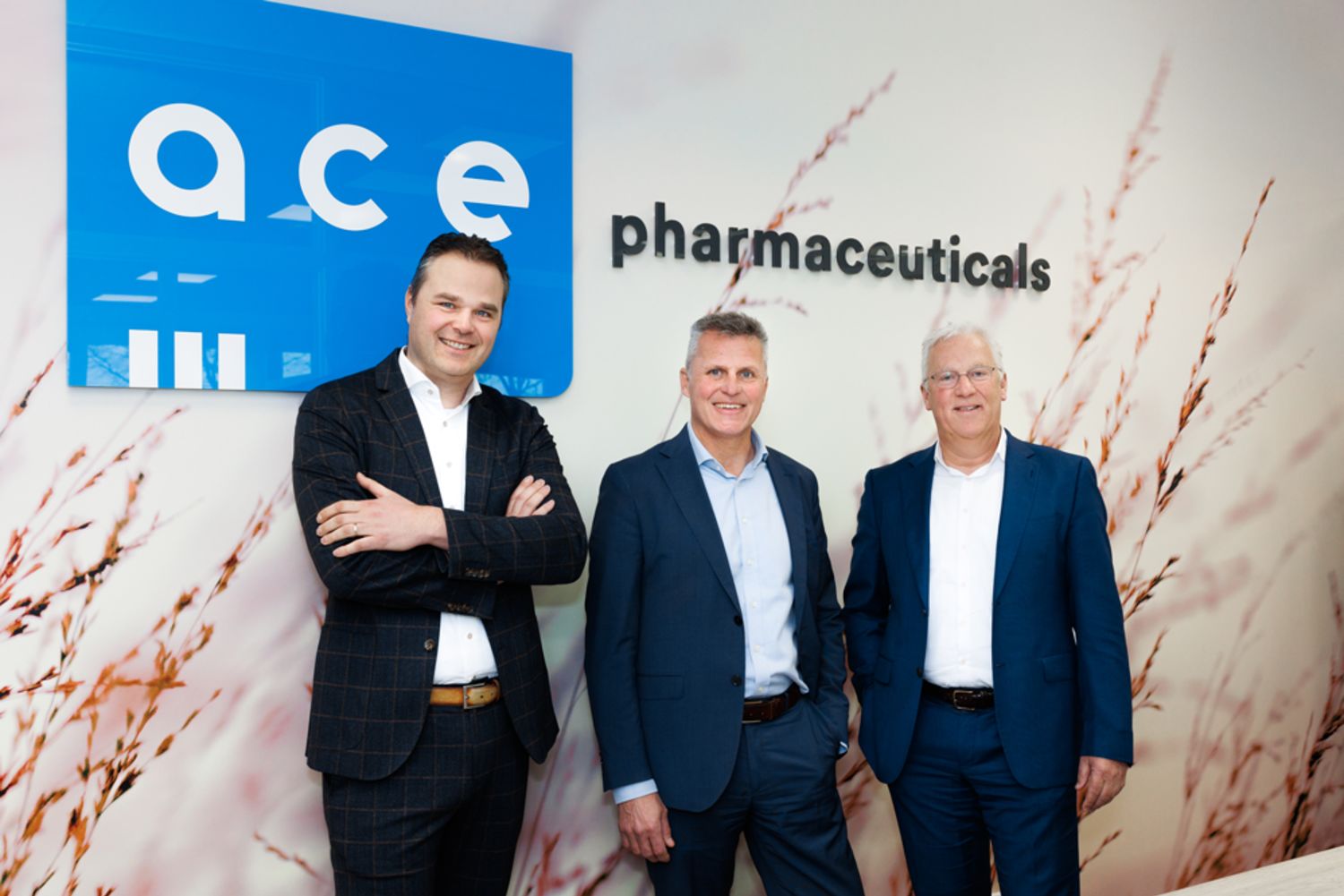 De twee oude CEO's van Ace Pharmaceuticals staan naast de nieuwe CEO, Dirk Groen